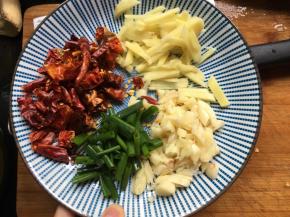 将生姜、大蒜、干辣椒、香葱切碎备用；
