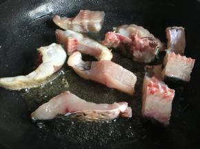 起锅倒入烧多油，油热倒入擦干水份的鱼块；
