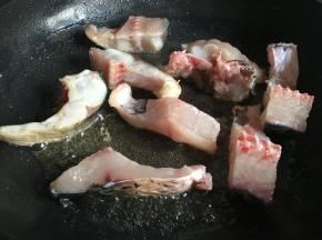 起锅倒入烧多油，油热倒入擦干水份的鱼块；
