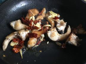 煸炒出香味后与鱼块翻炒均匀；
