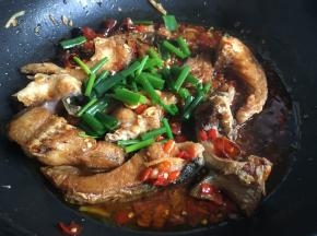 倒入香葱叶，翻拌均匀即可出锅；
