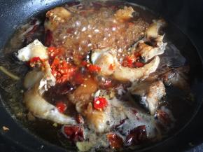 再倒入2勺生抽、1勺老抽、1勺糖、2勺剁辣椒调味；
