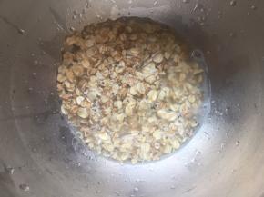将麦片提前用适量开水泡软，无需太多，稍微没过麦片即可，静置冷却；（麦片也可不泡）