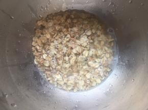 将麦片提前用适量开水泡软，无需太多，稍微没过麦片即可，静置冷却；（麦片也可不泡）