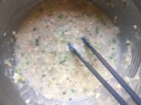 少量多次倒入面粉，搅拌成粘稠的糊状；（可按自己口味调味，面粉是粘合剂，放量根据面糊状态调整）