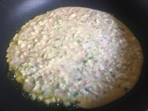 起锅倒入食用油，烧至7分热，倒入面糊，再用筷子或勺子，或者晃动煎锅将面糊整理均匀；（面饼大小可自己控制）