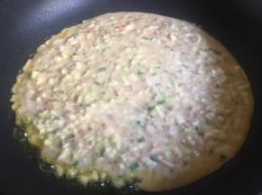 起锅倒入食用油，烧至7分热，倒入面糊，再用筷子或勺子，或者晃动煎锅将面糊整理均匀；（面饼大小可自己控制）