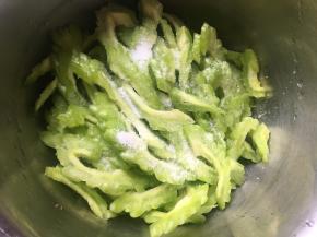 装入盆中，放入一勺盐；