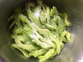 装入盆中，放入一勺盐；