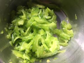 用手用力抓匀后腌制片刻；