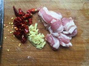 五花肉切片，姜、干辣椒切碎；