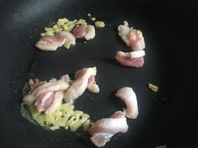 起锅热油，放入肉片、姜丝翻炒；