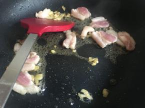 放入一勺料酒、少许生抽翻炒；