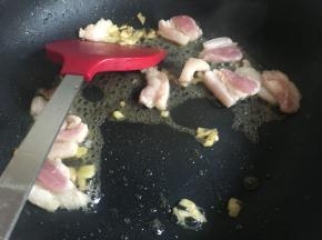 放入一勺料酒、少许生抽翻炒；