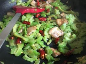 倒入适量盐翻拌均匀出锅即可；