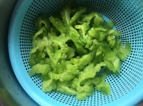 将苦瓜用力搓洗，挤干水份备用；