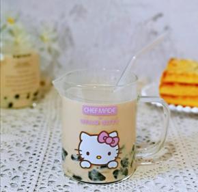 用学厨的量杯装奶茶太赞了～～