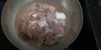 将牛肉洗净，浸泡水中1-2小时，去除一部分血水后，切成块（如果买到好的牛肉就可以直接切块）