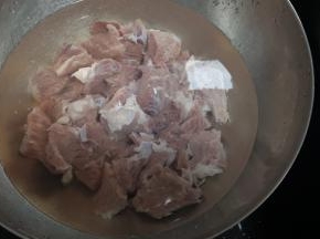 将牛肉洗净，浸泡水中1-2小时，去除一部分血水后，切成块（如果买到好的牛肉就可以直接切块）