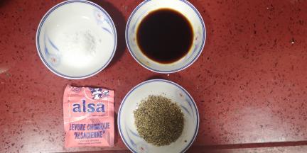 依次将冰块、盐、胡椒粉、泡打粉、酱油、牛肉放入破壁机