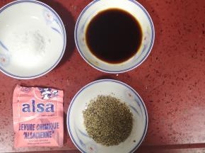 依次将冰块、盐、胡椒粉、泡打粉、酱油、牛肉放入破壁机