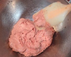 直到肉泥达到非常细腻，粘性很大，筷子挑起来还能拉丝的粉色状态