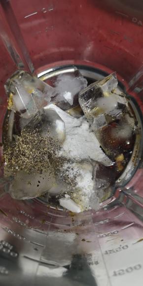 搅拌功能打1-2分钟，休息会，根据肉泥状态调整时间，用硅胶铲翻一翻肉泥看看是否细腻，短时间多打几次