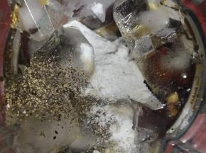 搅拌功能打1-2分钟，休息会，根据肉泥状态调整时间，用硅胶铲翻一翻肉泥看看是否细腻，短时间多打几次