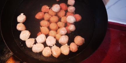 划重点来了，煮一锅清水（这个锅越大越好），不要烧开，跟温泉水那样子冒烟不冒泡就可以离火了