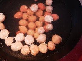 划重点来了，煮一锅清水（这个锅越大越好），不要烧开，跟温泉水那样子冒烟不冒泡就可以离火了