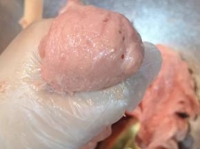 用手抓取一团肉泥，用虎口的力量挤出一个圆球，勺子上蘸些水，将挤出的圆球取下，放入锅中，几秒后肉丸会自动脱落