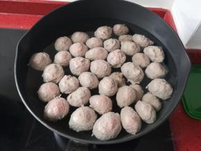 汆丸子：依次将所有肉丸挤完，开中火，将肉丸慢慢煮熟至浮至水面