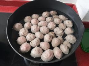 汆丸子：依次将所有肉丸挤完，开中火，将肉丸慢慢煮熟至浮至水面