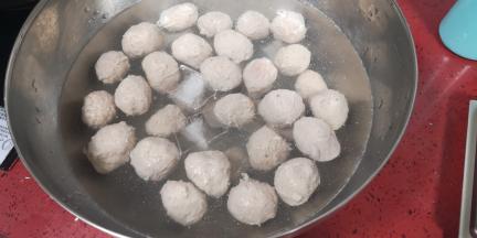 看到牛肉丸浮至水面就捞出，放入冰水冷却（增加弹性）