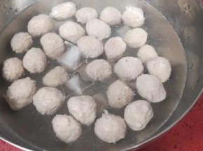 看到牛肉丸浮至水面就捞出，放入冰水冷却（增加弹性）