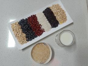 1.	提前将材料准备好，黑豆 黑米 红豆提前浸泡一晚