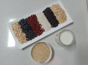 1.	提前将材料准备好，黑豆 黑米 红豆提前浸泡一晚