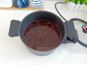 2.	锅里加适量清水，倒入泡好的黑豆 黑米 红豆，大火煮开后转小火煮60分钟
