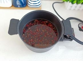 2.	锅里加适量清水，倒入泡好的黑豆 黑米 红豆，大火煮开后转小火煮60分钟