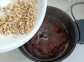 3.	时间到了后将洗好的糯米和燕麦加入