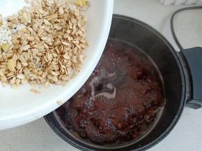 3.	时间到了后将洗好的糯米和燕麦加入