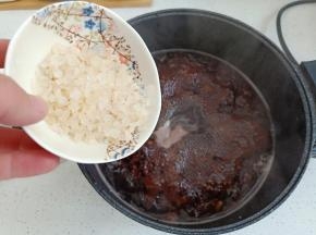 4.	再加入冰糖，煮20分钟