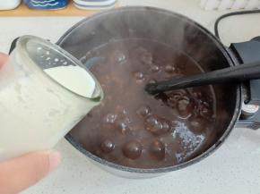 5.	加入牛奶，煮至微沸就可以关火了