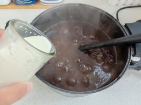 5.	加入牛奶，煮至微沸就可以关火了