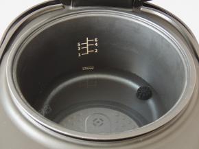 巧釜脱糖电饭煲的三角釜中放入清水，到最低水位线的刻度就可以了。