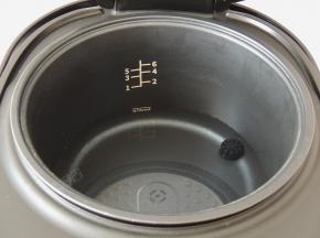 巧釜脱糖电饭煲的三角釜中放入清水，到最低水位线的刻度就可以了。