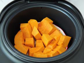 将南瓜盘放入甄子里面，然后将甄子放入三角釜中。