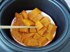 将南瓜蒸至完全熟软，能用筷子轻松戳透的程度。