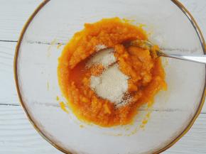 南瓜泥晾至不烫手以后，放入酵母粉，搅拌至酵母融化。刚蒸好的南瓜泥很烫，一定要晾一下再放酵母粉，否则高温会将酵母活菌烫死，就发酵不起来了哟。