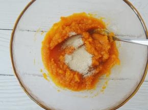 南瓜泥晾至不烫手以后，放入酵母粉，搅拌至酵母融化。刚蒸好的南瓜泥很烫，一定要晾一下再放酵母粉，否则高温会将酵母活菌烫死，就发酵不起来了哟。